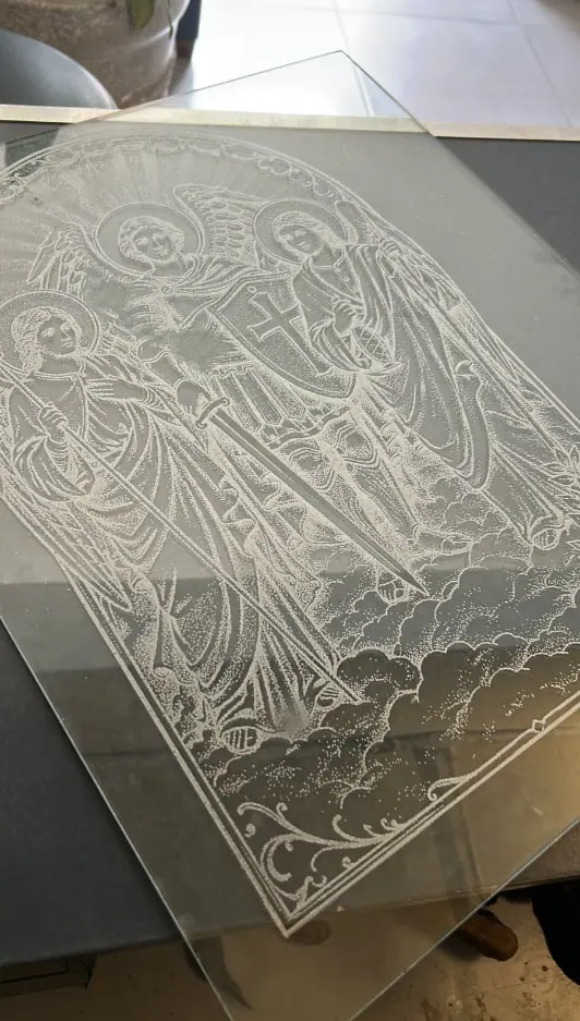 Panel de vidrio con una escena religiosa grabada