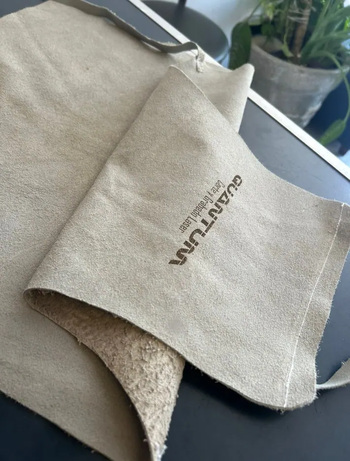 Gamuza gris con logotipo grabado