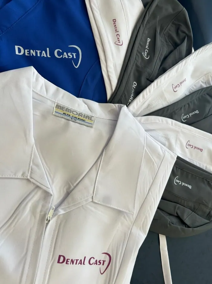 Uniformes clínicos con logotipo impreso