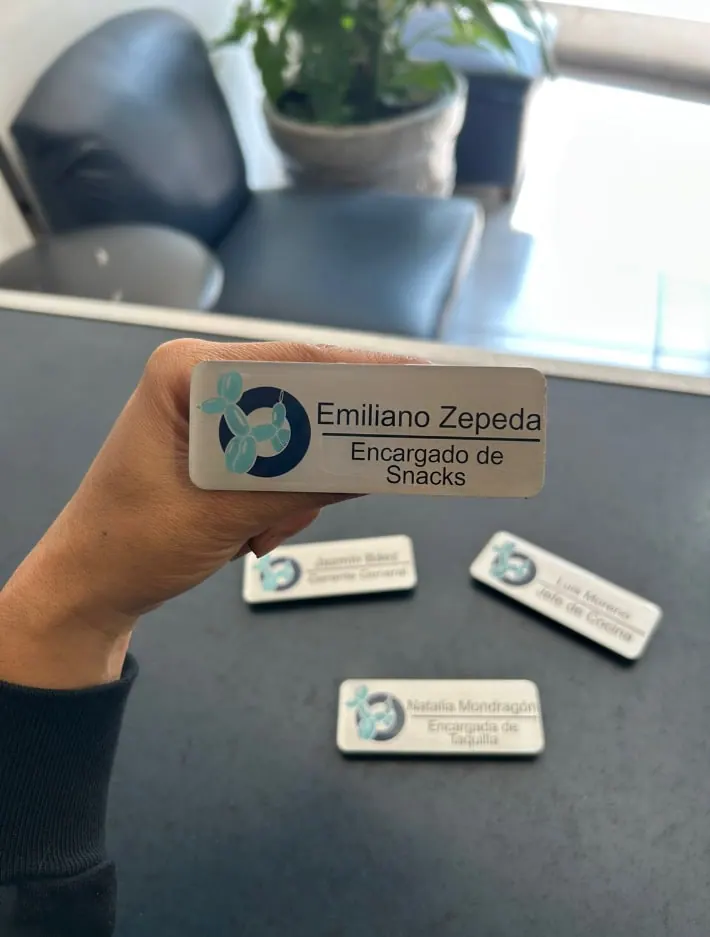 Gafetes de identificación con nombre y cargo