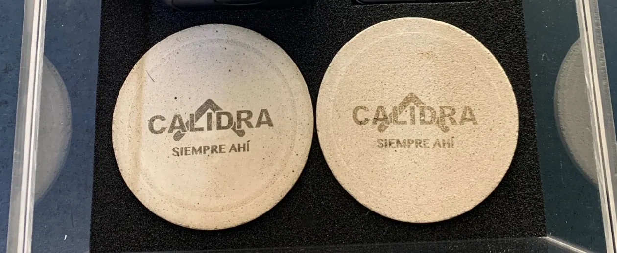 Posavasos de piedra con logotipo grabado