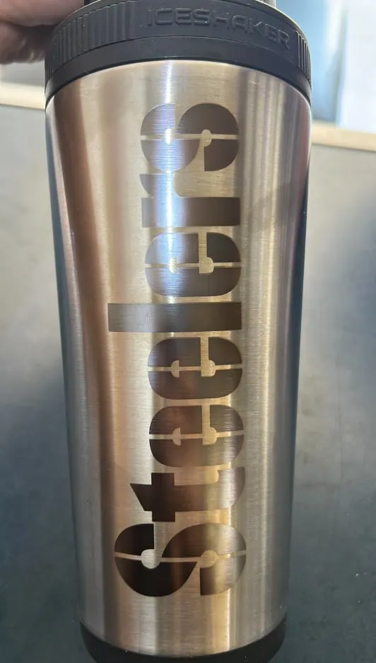 Termo de acero con letras grandes grabadas