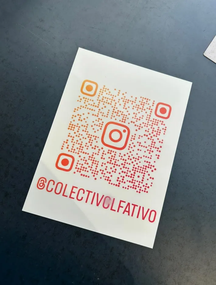 Placa con un código QR impreso en rojo