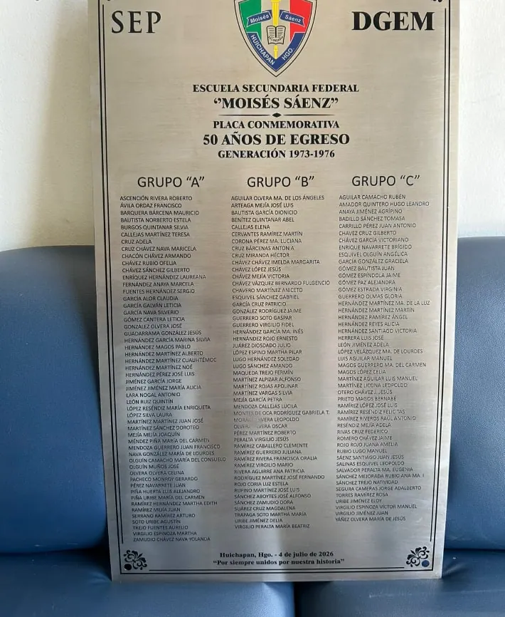 Placa conmemorativa de acero con una lista de nombres grabada