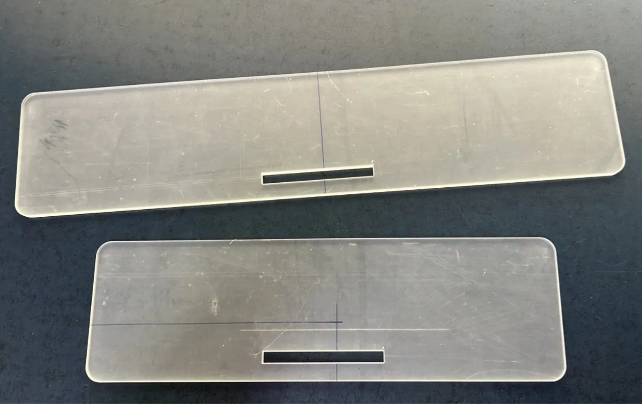 Placas de acrílico transparente con ranuras cortadas