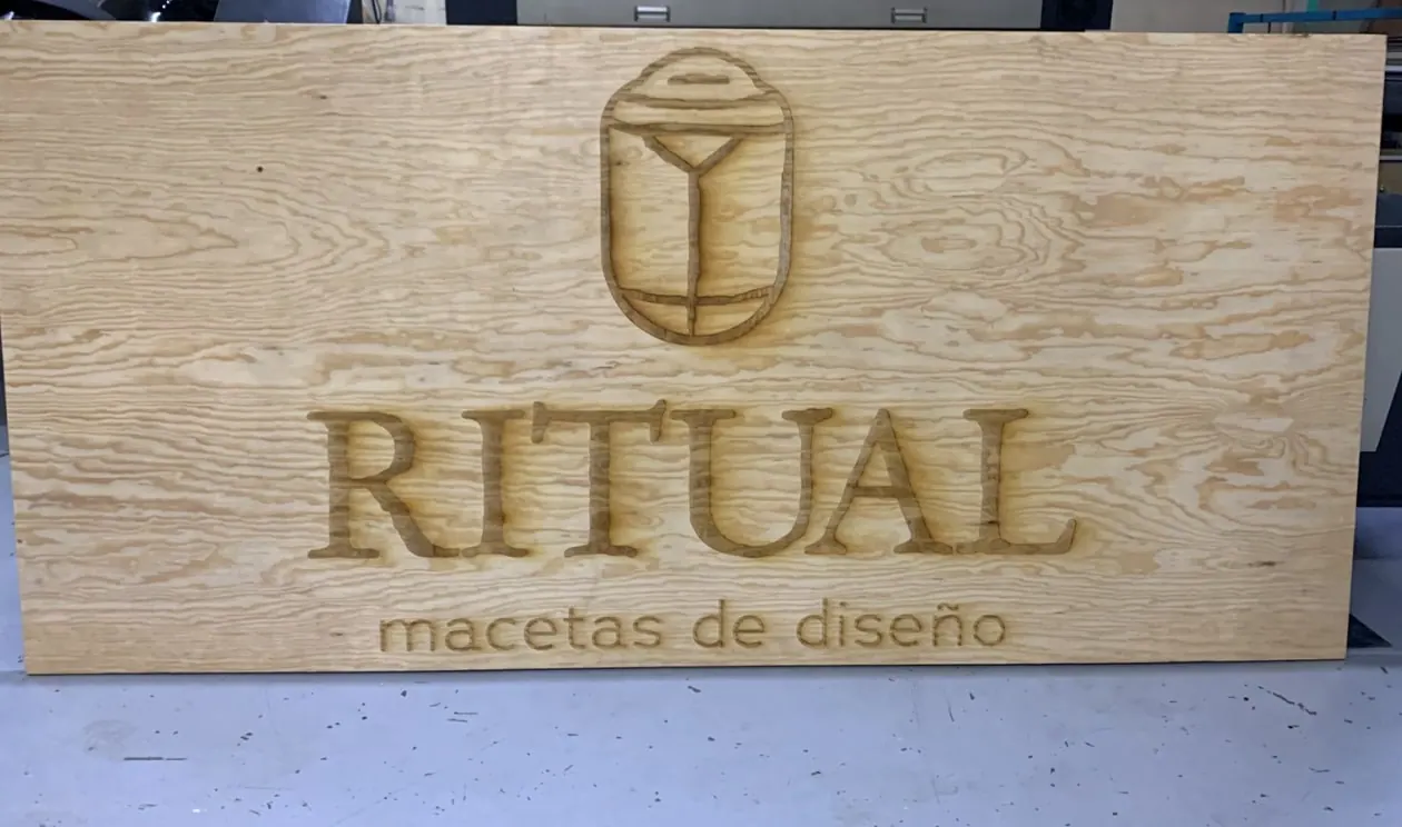 Letrero de triplay con logotipo y texto grabados en bajorrelieve
