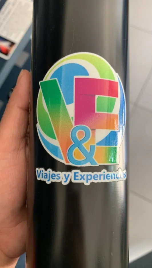 Termo negro con logotipo a color