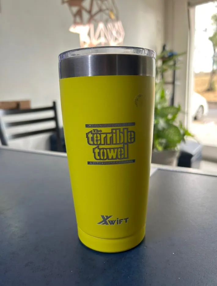 Termo amarillo con logotipo grabado