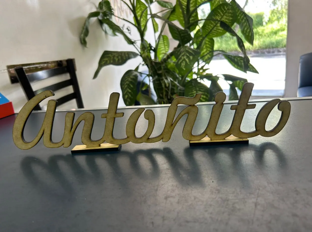 Nombre en letra cursiva cortado en MDF con acabado dorado