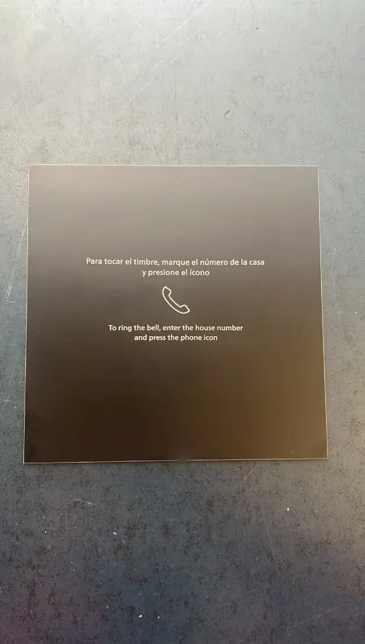 Placa negra de interfón con instrucciones grabadas