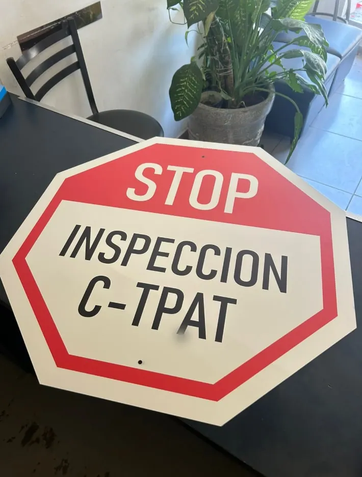 Señal octagonal de alto para inspección de seguridad