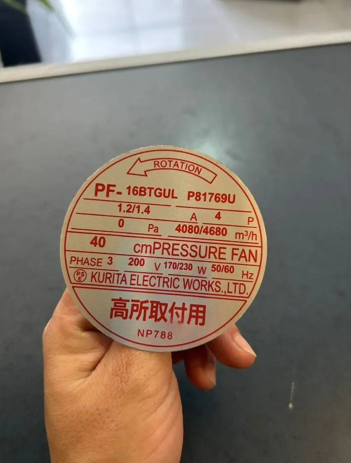 Placa circular de datos técnicos de un ventilador industrial