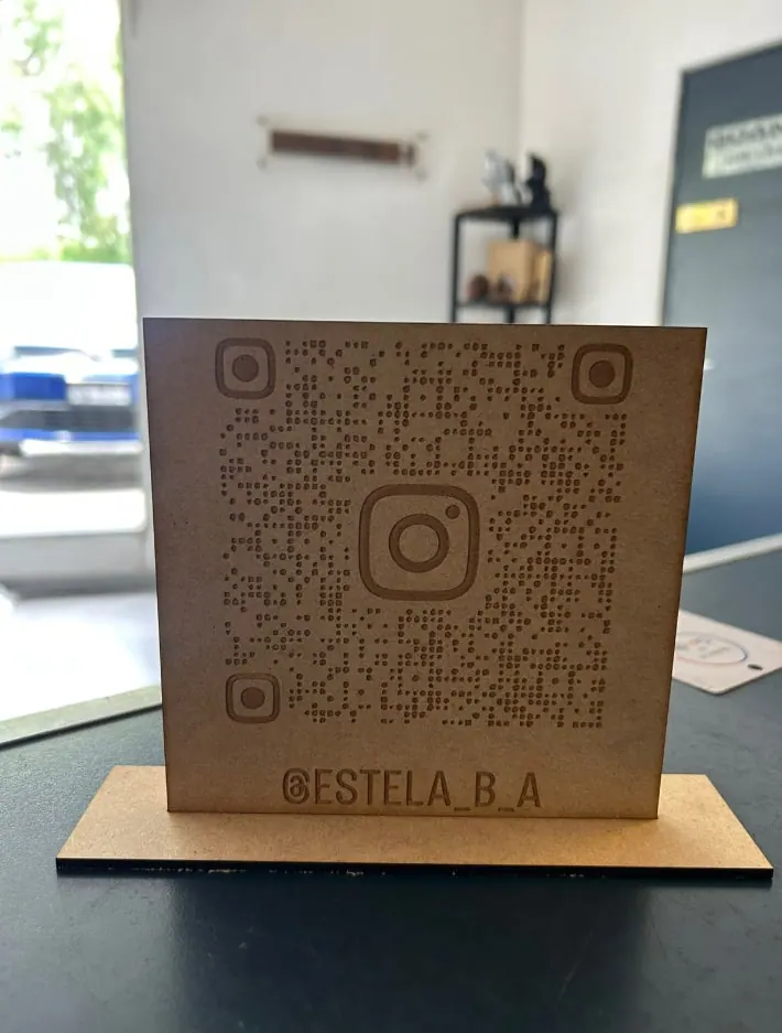 Base de MDF con un código QR grabado
