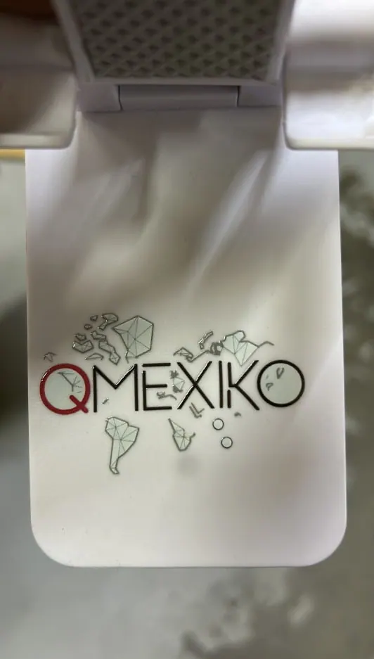 Soporte blanco con logotipo e ilustraciones impresos