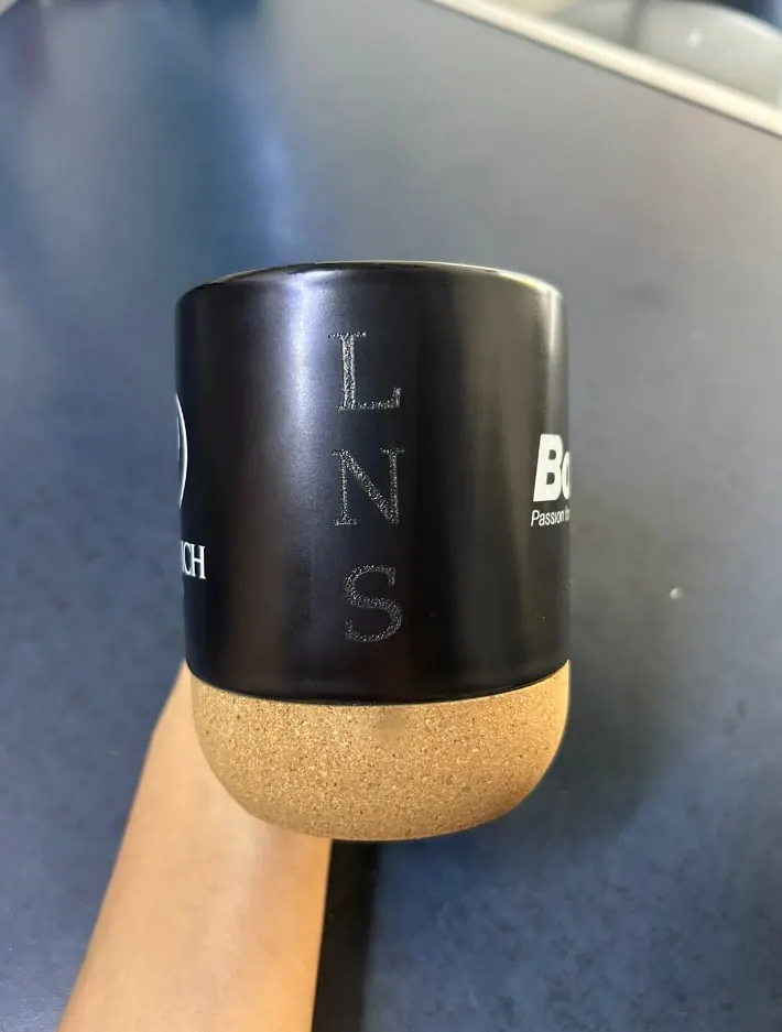 Taza negra con letras grabadas en vertical
