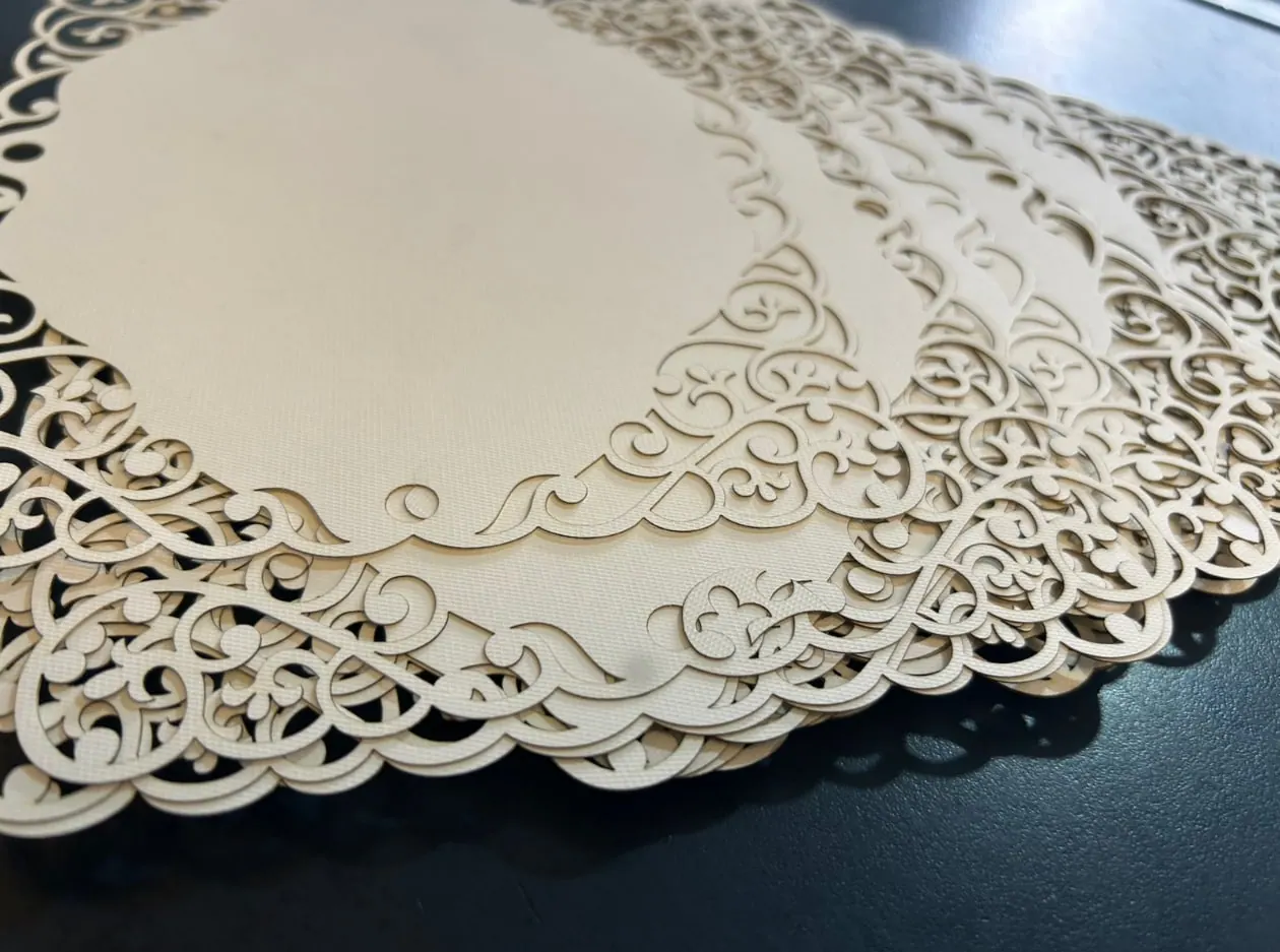 Invitaciones de papel con un encaje calado