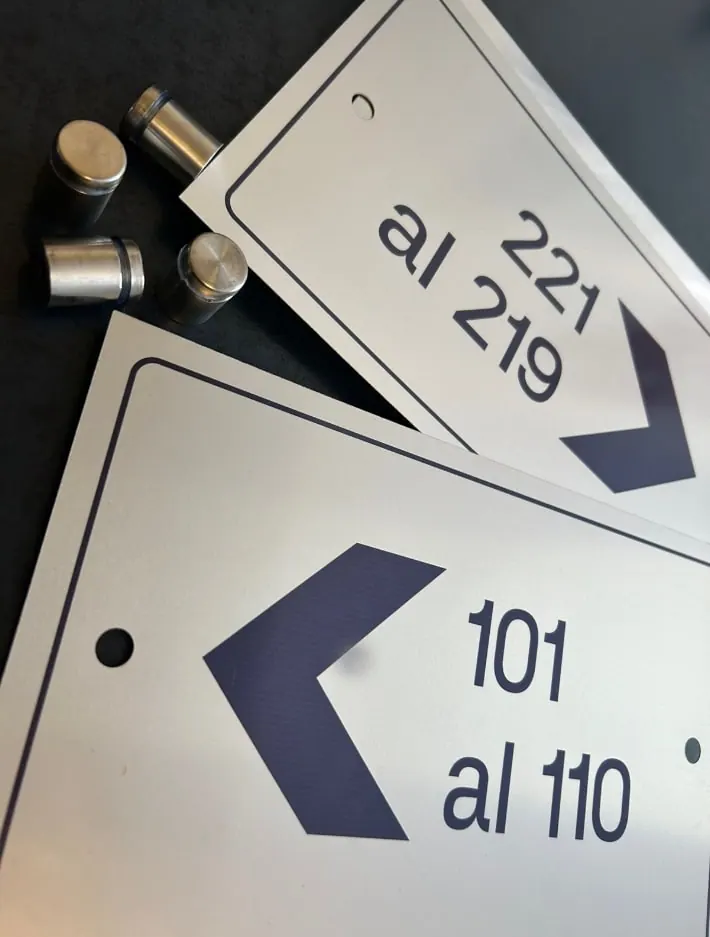 Placas direccionales de aluminio con flechas y separadores metálicos
