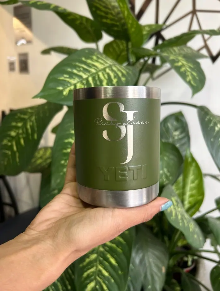 Vaso térmico verde con un monograma grabado