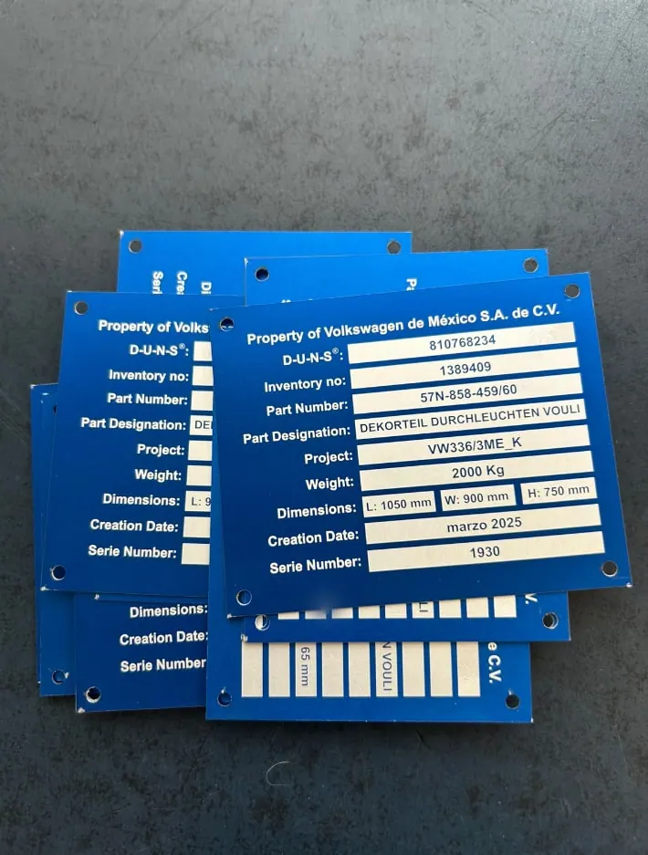 Placas azules de propiedad de herramental con datos grabados