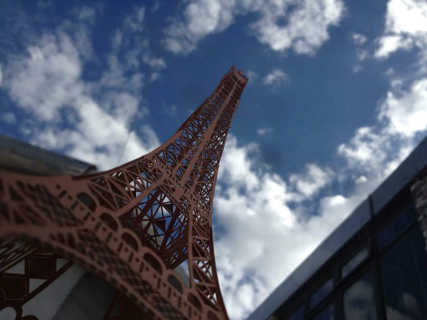 Réplica de gran formato de la torre Eiffel en metal calado