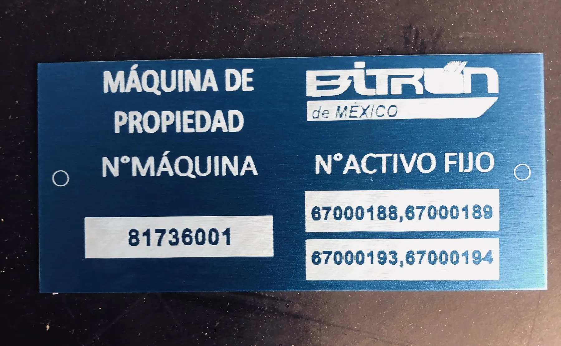 Placa de activo fijo de aluminio anodizado azul con número de máquina